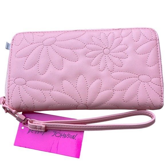 Betsey Johnson Pink Daisy Quilted Zip Around Wristlet Wallet BMS 1300 - Picture 2 of 9